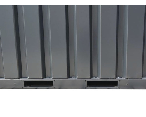 Detailný pohľad na stenu skladového kontajnera s vetracími otvormi.