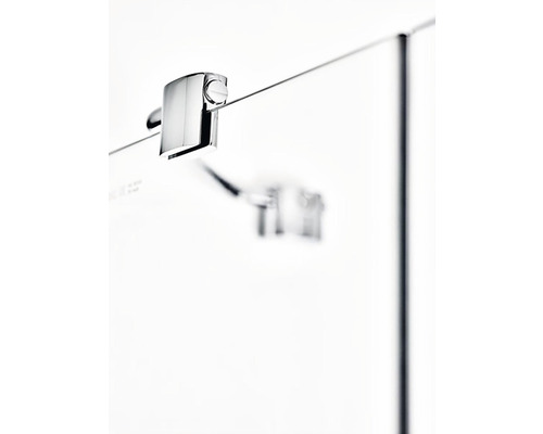 Detailný pohľad na sprchovací kút s lesklým, strieborným držiakom