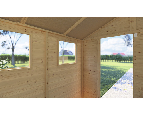 Vnútorný pohľad na drevený záhradný domček s oknami a otvorenými dverami