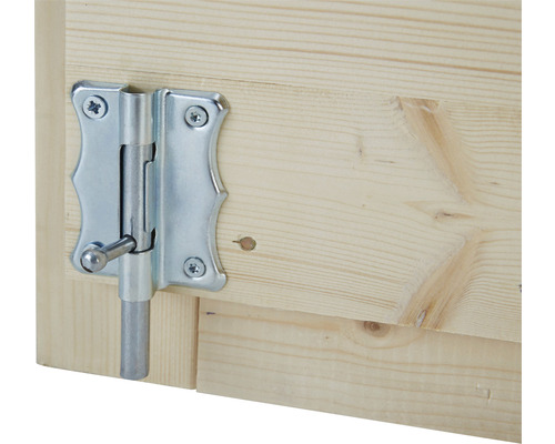 Kovová závora na drevených dverách