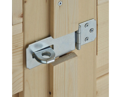 Kovový západkový zámok pripevnený k dreveným dverám