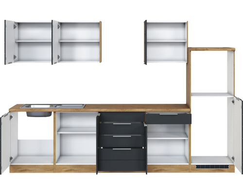 Kuchynská linka s drezom, zásuvkami a otvorenými skrinkami.