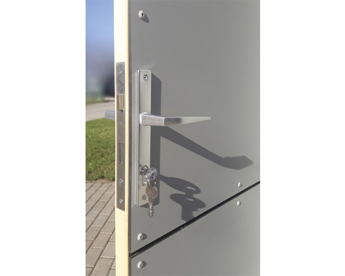 Detailný pohľad na dvere s kľučkou a kľúčom