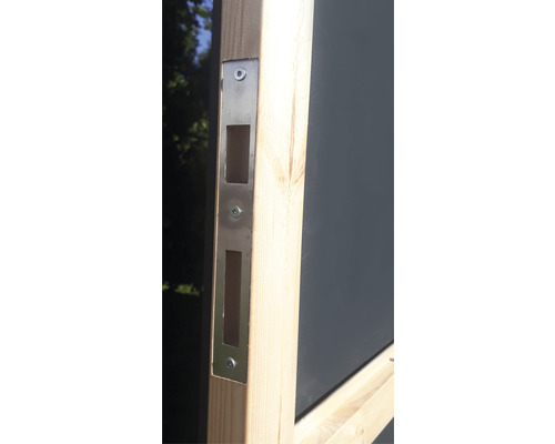 Detailný pohľad na namontovanú dvernú dosku na drevenom ráme