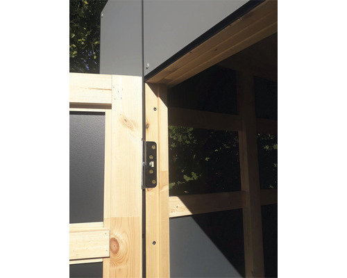 Detail drevených dverí s kovaním a zámkom