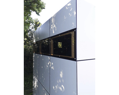 Detail moderného záhradného domčeka s okennou fasádou