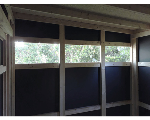 Vnútorný pohľad na drevenú búdu s okennými otvormi