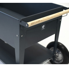 Vyvýšený záhon s drevenou rukoväťou