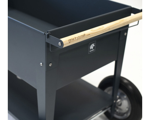 Vyvýšený záhon s drevenou rukoväťou