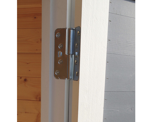 Detail dverného závesu na drevených dverách