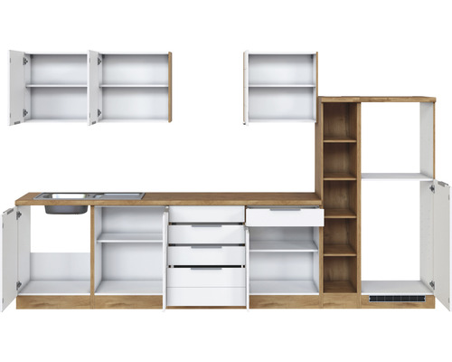 Kuchynská linka s drezom, zásuvkami a otvorenými skrinkami