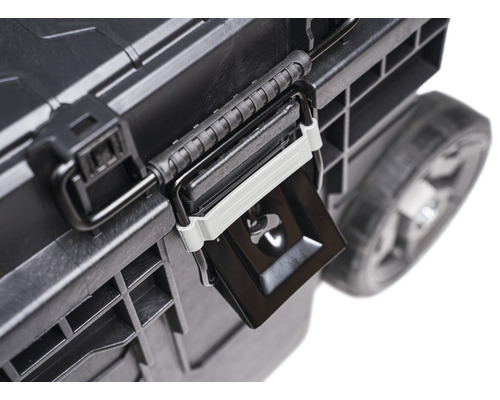 Detailný záber kufra na náradie so zatváraním