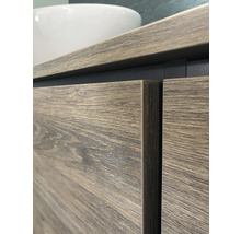 Detailný záber skrinky pod umývadlo s dreveným vzhľadom