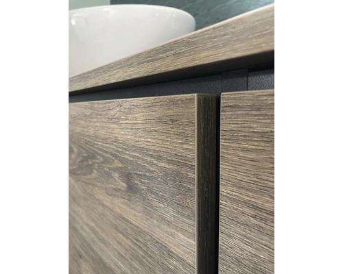 Detailný záber skrinky pod umývadlo s dreveným vzhľadom