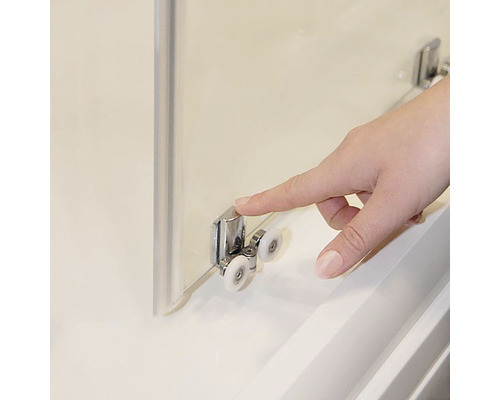 Detail sprchovacieho kúta s prstom na rolovacom mechanizme