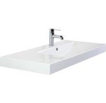 Biele keramické umývadlo s chrómovanou batériou