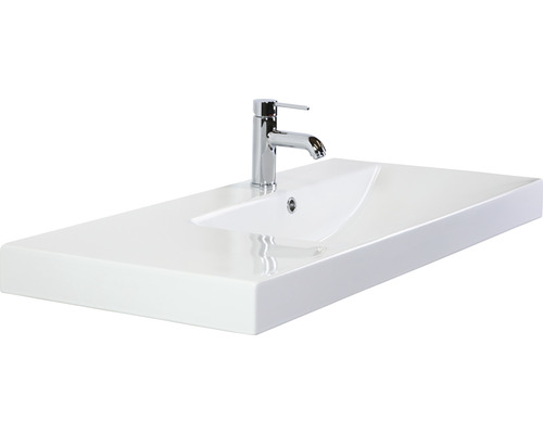 Biele keramické umývadlo s chrómovanou batériou