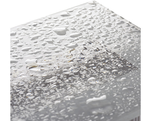 Kvapky vody na sklenenom povrchu