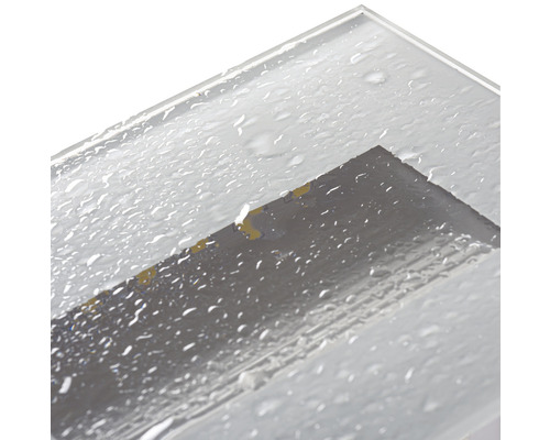 Priehľadný sprchový panel s kvapkami vody.