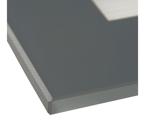 Detailný pohľad na šedú pracovnú dosku s rovnou hranou