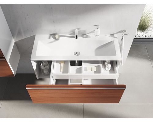 Kúpeľňová umývadlová skrinka s otvorenou drevenou zásuvkou a bielym umývadlom