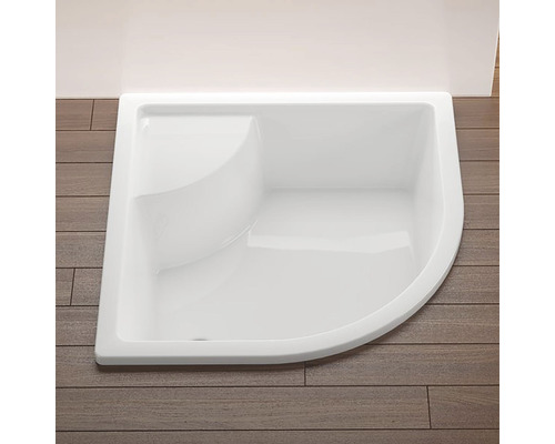 Biela štvrťkruhová sprchová vanička na drevenej podlahe