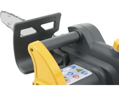 Detailný záber reťazovej píly s ochranou rúk