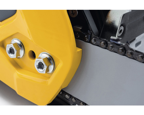 Detailný záber reťazovej píly so žltým krytom a reťazou