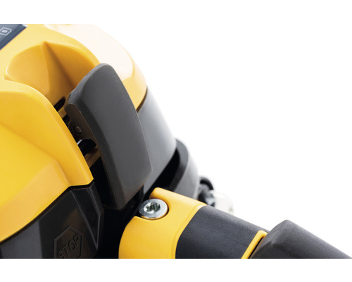 Detailný záber žltého a čierneho záhradného náradia s ovládacími prvkami