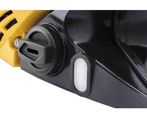 Detailný pohľad na časť reťazovej píly s olejovou nádržou a uzáverom