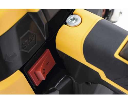 Detail červeného spínača so značkami 1 a 0 a symbolom stop na čiernom a žltom zariadení