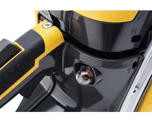 Detail reťazovej píly s palivovou pumpičkou