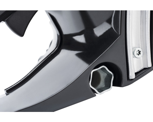 Detailný pohľad na motorovú pílu s montážnym otvorom