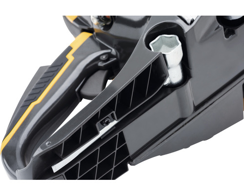 Detailný pohľad na reťazovú pílu s rukoväťou