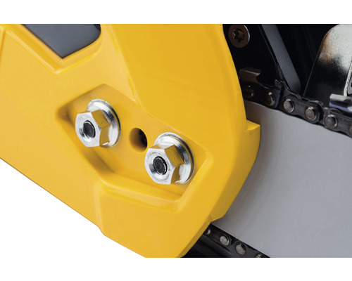 Detailný záber reťazovej píly so skrutkami