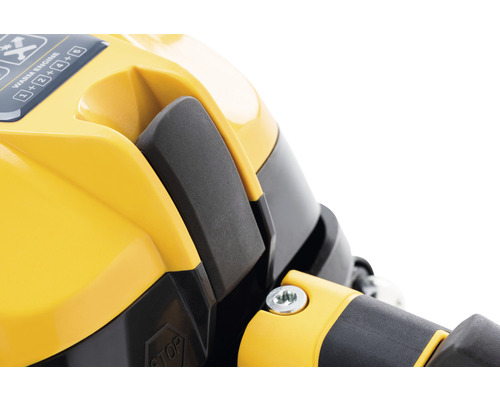 Detailný záber žltého zariadenia s čiernou pákou a návodom na obsluhu.