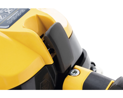 Detail žltého krytu motora s čiernou pákou