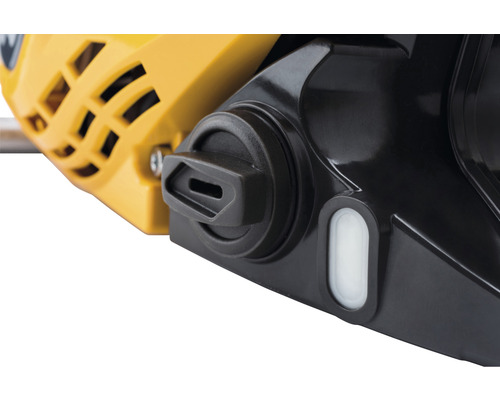 Detailný záber reťazovej píly s uzáverom nádrže a ukazovateľom hladiny