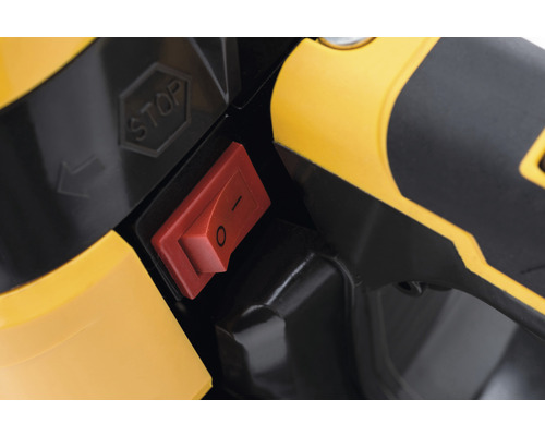 Detail červeného spínača s označením ''0'' a ''-'' a nápisom ''STOP''.