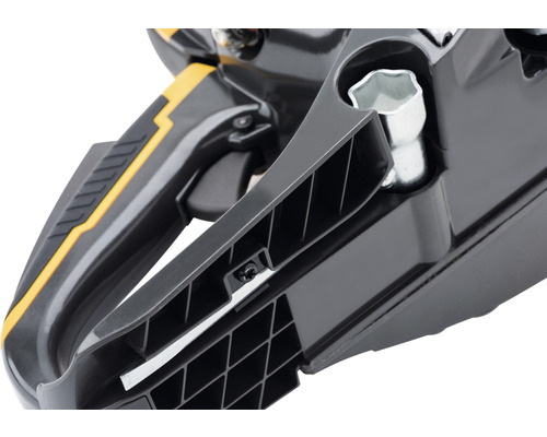 Detailný pohľad na reťazovú pílu s rukoväťou a nástrojom