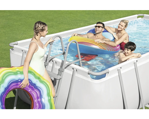 Obdĺžnikový bazén s oceľovým rámom, rebríkom a rodinou s plávacími kolesami