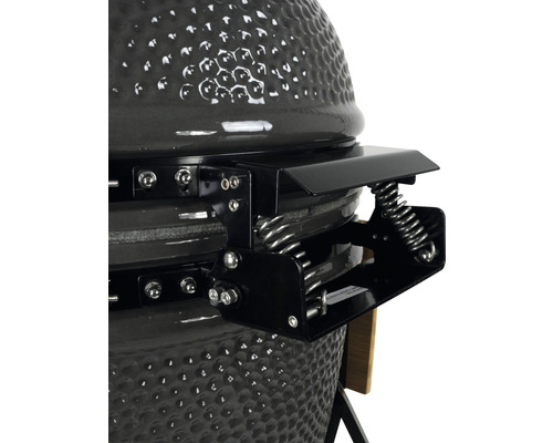 Detailný pohľad na keramický gril s bočnou odkladacou plochou a pružinovým mechanizmom