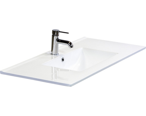 Umývadlo zo sanitárnej keramiky s batériou