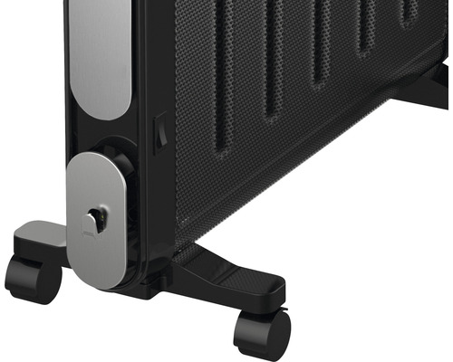 Detailný pohľad na olejový radiátor s kolieskami