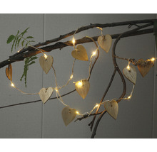 Svetelná reťaz s drevenými srdiečkami na konári