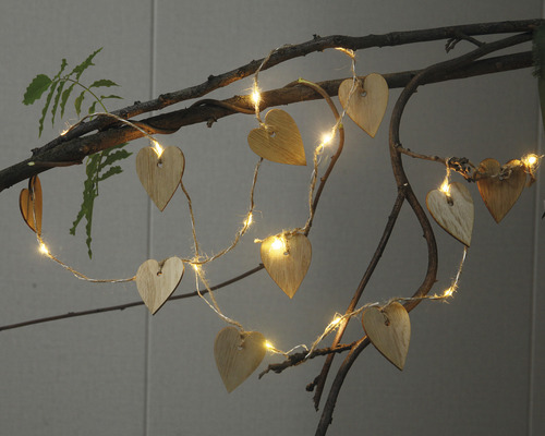 Svetelná reťaz s drevenými srdiečkami na konári