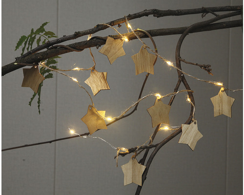Dekoratívna svetelná reťaz s drevenými hviezdami na vetve