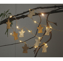 Svetelná reťaz s drevenými príveskami v tvare anjela na konári