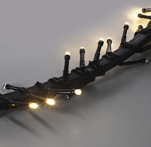 LED svetelná reťaz s teplými bielymi svetlami na čiernom kábli