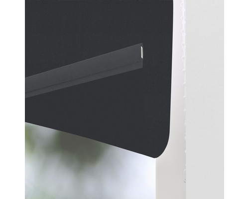 Detailný pohľad na čiernu roletu na okne